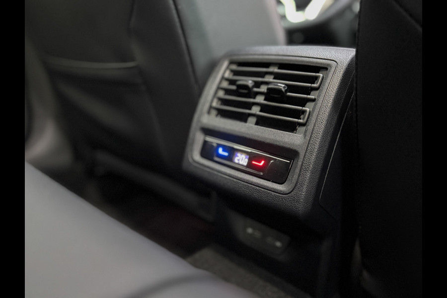 Volkswagen Golf 1.5 eTSI 50 Jaar Edition | Panodak | Stoelgeheugen | Trekhaak Elk. Wegkl. | Harman/ Kardon | Prijs Rijklaar!!