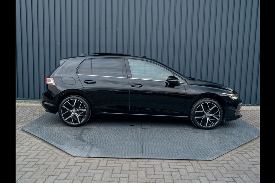 Volkswagen Golf 1.5 eTSI 50 Jaar Edition | Panodak | Stoelgeheugen | Trekhaak Elk. Wegkl. | Harman/ Kardon | Prijs Rijklaar!!