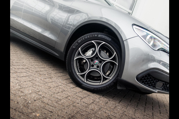 Alfa Romeo Stelvio 2.0 Turbo Aut. AWD 200pk Super | Schuif/Kantel dak | Trekhaak | Leder | Navi | Elek. Stoelen Alfa Romeo Stelvio 2.0 Turbo Aut. AWD 200pk Super | Schuif/Kantel dak | Trekhaak | Leder | Navi | Elek. Stoelen