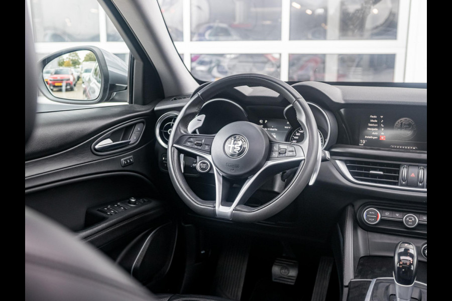 Alfa Romeo Stelvio 2.0 Turbo Aut. AWD 200pk Super | Schuif/Kantel dak | Trekhaak | Leder | Navi | Elek. Stoelen Alfa Romeo Stelvio 2.0 Turbo Aut. AWD 200pk Super | Schuif/Kantel dak | Trekhaak | Leder | Navi | Elek. Stoelen