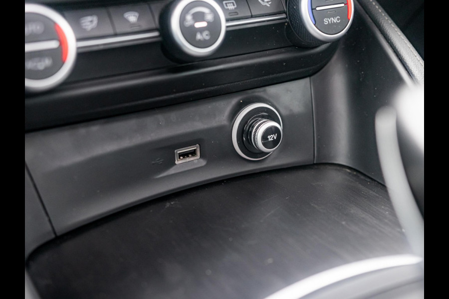 Alfa Romeo Stelvio 2.0 Turbo Aut. AWD 200pk Super | Schuif/Kantel dak | Trekhaak | Leder | Navi | Elek. Stoelen Alfa Romeo Stelvio 2.0 Turbo Aut. AWD 200pk Super | Schuif/Kantel dak | Trekhaak | Leder | Navi | Elek. Stoelen