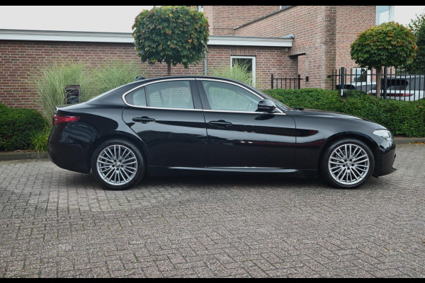 Alfa Romeo Giulia 2.0T Super 200 PK Aut. Leder Camera Memory Stuurwiel verw. Keyless 18''
