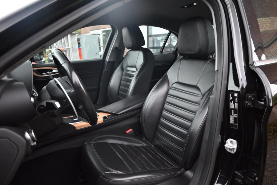 Alfa Romeo Giulia 2.0T Super 200 PK Aut. Leder Camera Memory Stuurwiel verw. Keyless 18''