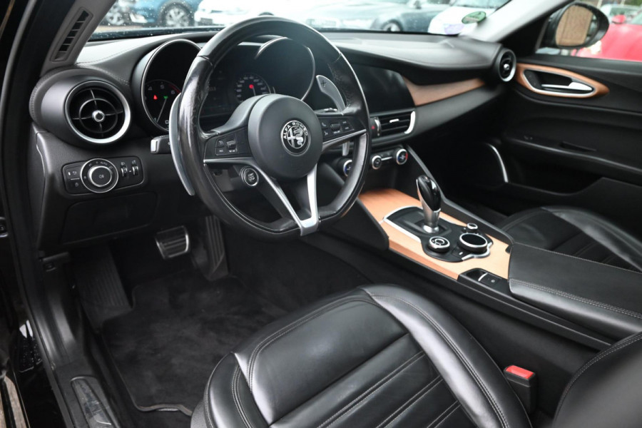Alfa Romeo Giulia 2.0T Super 200 PK Aut. Leder Camera Memory Stuurwiel verw. Keyless 18''