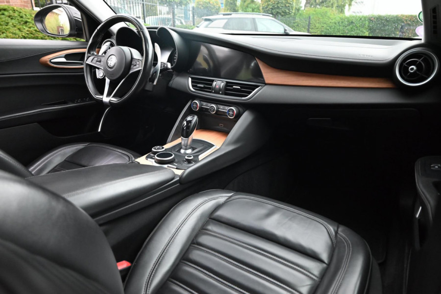 Alfa Romeo Giulia 2.0T Super 200 PK Aut. Leder Camera Memory Stuurwiel verw. Keyless 18''