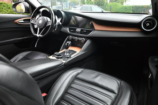 Alfa Romeo Giulia 2.0T Super 200 PK Aut. Leder Camera Memory Stuurwiel verw. Keyless 18''