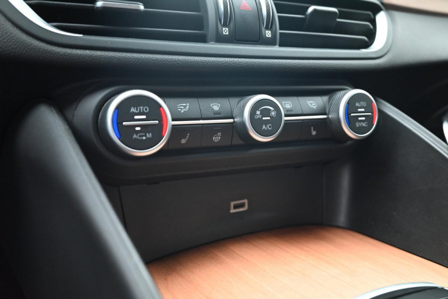Alfa Romeo Giulia 2.0T Super 200 PK Aut. Leder Camera Memory Stuurwiel verw. Keyless 18''