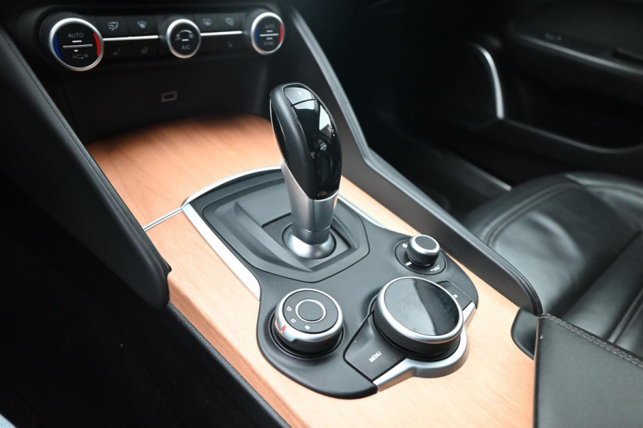 Alfa Romeo Giulia 2.0T Super 200 PK Aut. Leder Camera Memory Stuurwiel verw. Keyless 18''