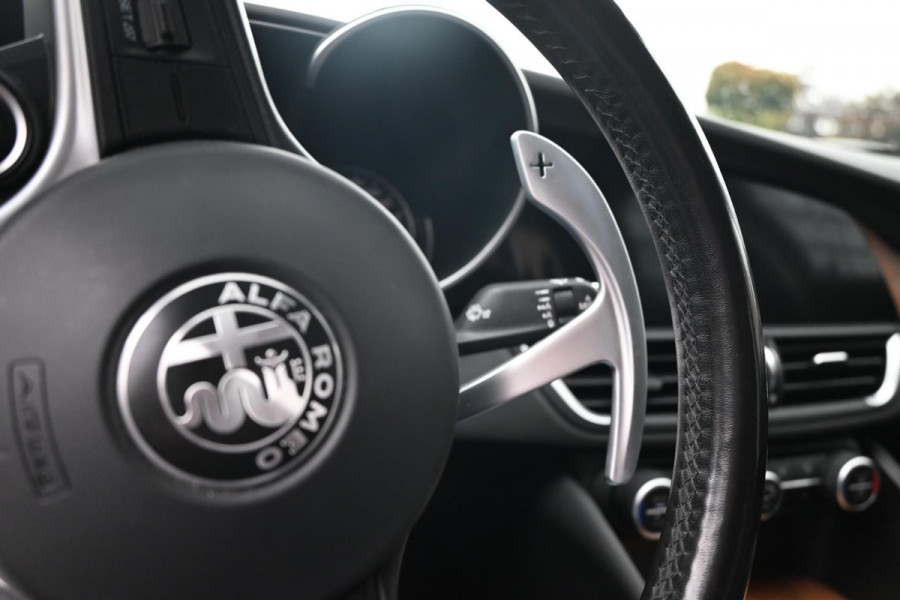 Alfa Romeo Giulia 2.0T Super 200 PK Aut. Leder Camera Memory Stuurwiel verw. Keyless 18''