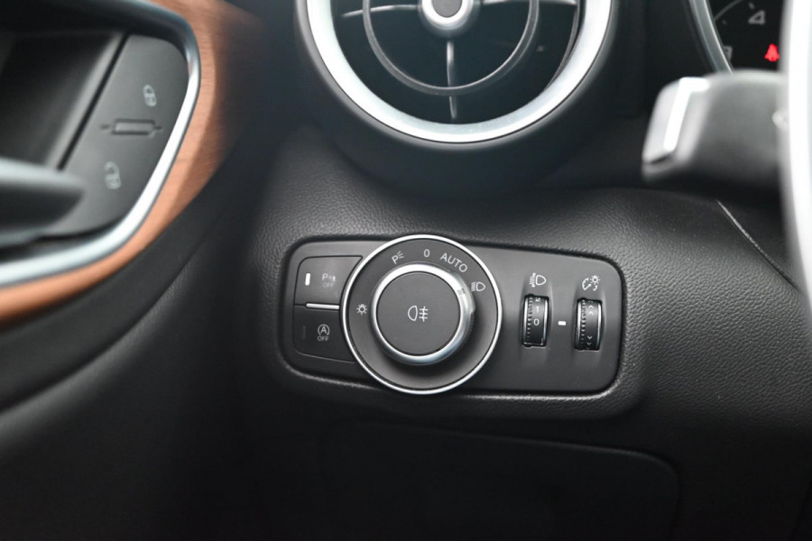 Alfa Romeo Giulia 2.0T Super 200 PK Aut. Leder Camera Memory Stuurwiel verw. Keyless 18''