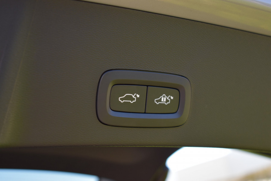 Volvo XC40 B4 211PK Automaat Core ACC | Trekhaak | Blis | All season | Camera | Stoelverwarming | Stuurverwarming
