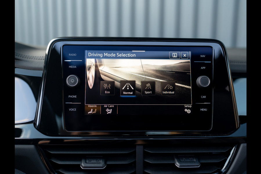 Volkswagen T-Roc 1.5 TSI R-Line Business | Beats | Panodak | Trekhaak afnb | 19'' | Keyless | IQ Light | Prijs Rijklaar!!