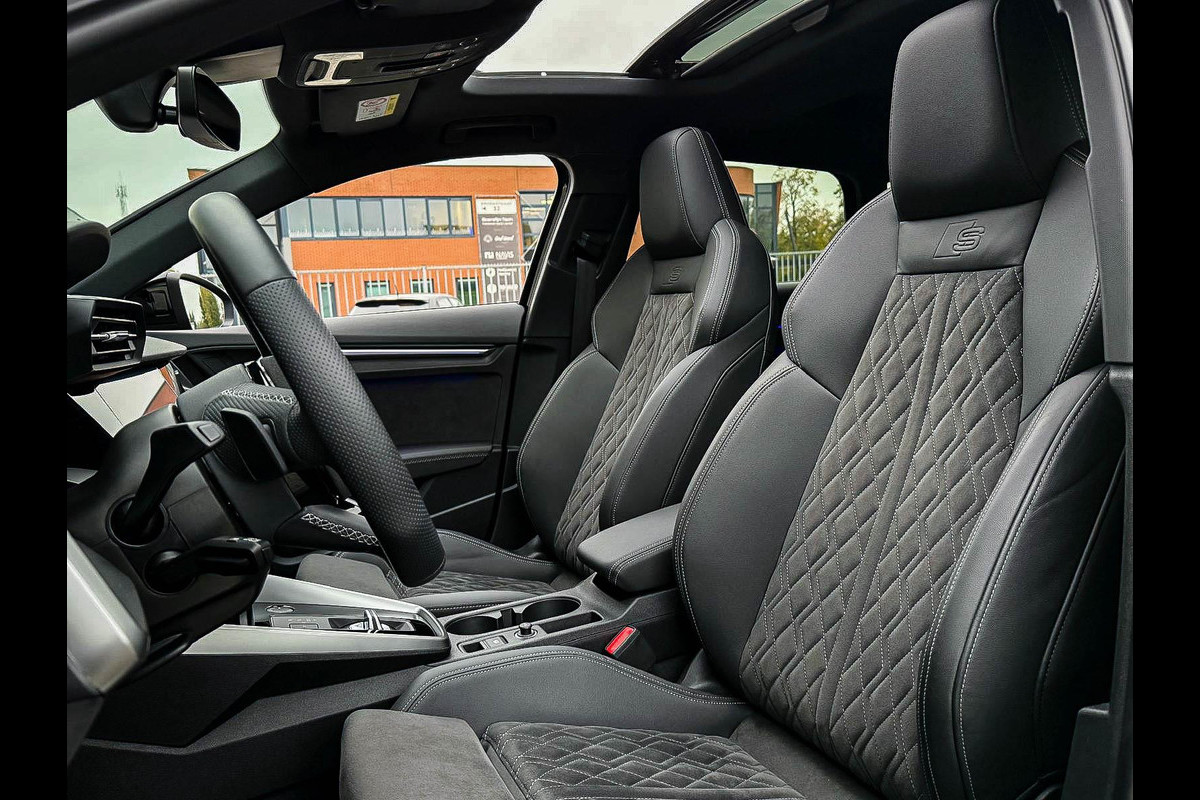 Audi A3 Sportback 40 TFSI e PHEV S Edition S-line 204pk S-Tronic! Panoramadak|Virtual Cockpit|Kuipstoelen|LED Matrix|Camera|Black Audi A3 Sportback 40 TFSI e PHEV S Edition S-line 204pk S-Tronic! Panoramadak|Virtual Cockpit|Kuipstoelen|LED Matrix|Camera|Black