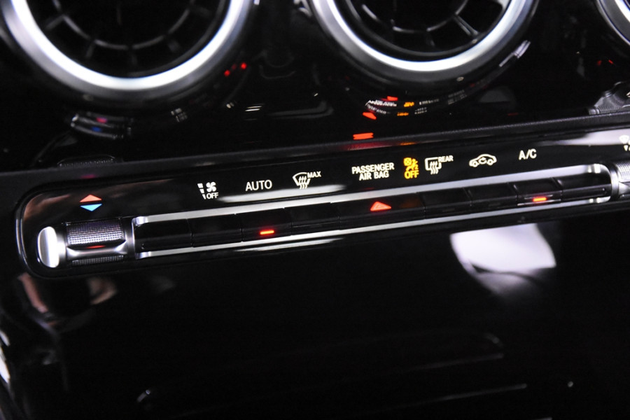 Mercedes-Benz A-Klasse 180 *1ste Eigenaar*Leer*Stoelverwarming*DAB* Mercedes-Benz A-Klasse 180 *1ste Eigenaar*Leer*Stoelverwarming*DAB*
