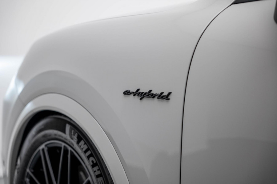 Porsche Cayenne 3.0 E-Hybrid |Pano|Krijt|SportChrono|Fabrieksgarantie t/m 2029| Porsche Cayenne 3.0 E-Hybrid |Pano|Krijt|SportChrono|Fabrieksgarantie t/m 2029|