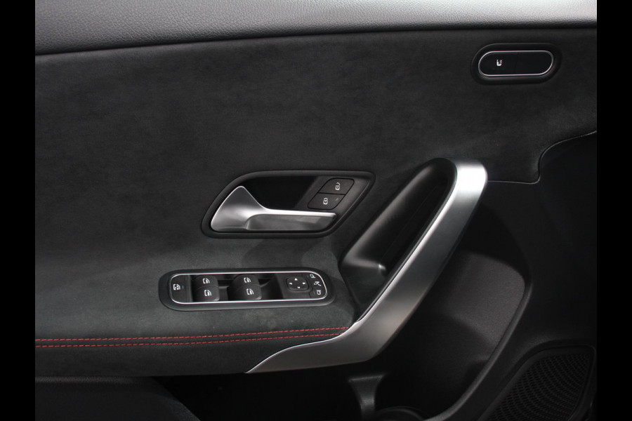 Mercedes-Benz A-Klasse 200 Automaat AMG Line | Navigatie | Climate control | Camera | Parkeer sensoren | Half Lederen Bekleding | Led  | Cruise Control adaptive | LM Velgen | Dab | Led