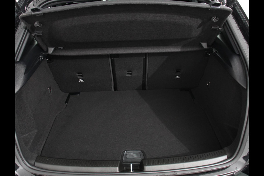 Mercedes-Benz A-Klasse 200 Automaat AMG Line | Navigatie | Climate control | Camera | Parkeer sensoren | Half Lederen Bekleding | Led  | Cruise Control adaptive | LM Velgen | Dab | Led
