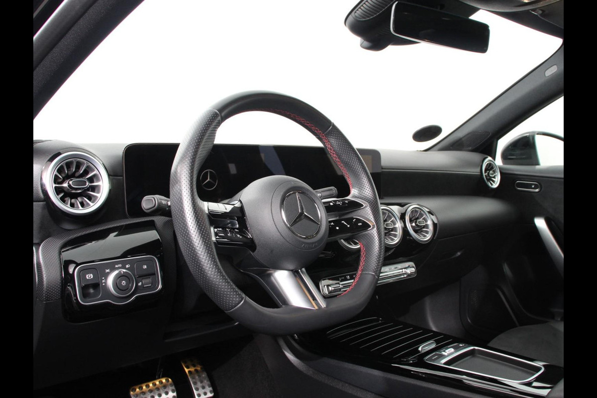 Mercedes-Benz A-Klasse 200 Automaat AMG Line | Navigatie | Climate control | Camera | Parkeer sensoren | Half Lederen Bekleding | Led | Cruise Control adaptive | LM Velgen | Dab | Led Mercedes-Benz A-Klasse 200 Automaat AMG Line | Navigatie | Climate control | Camera | Parkeer sensoren | Half Lederen Bekleding | Led | Cruise Control adaptive | LM Velgen | Dab | Led