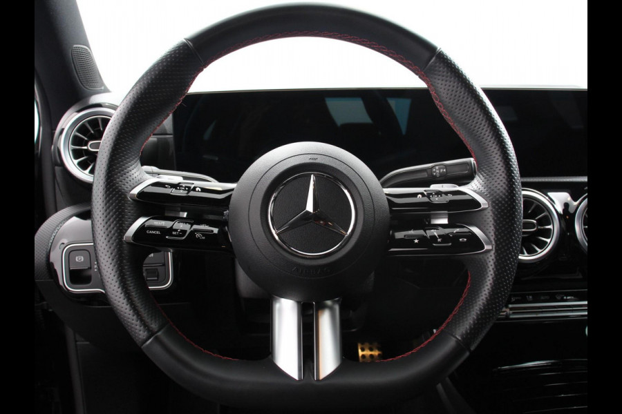 Mercedes-Benz A-Klasse 200 Automaat AMG Line | Navigatie | Climate control | Camera | Parkeer sensoren | Half Lederen Bekleding | Led  | Cruise Control adaptive | LM Velgen | Dab | Led