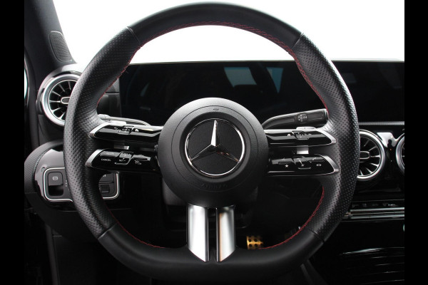 Mercedes-Benz A-Klasse 200 Automaat AMG Line | Navigatie | Climate control | Camera | Parkeer sensoren | Half Lederen Bekleding | Led  | Cruise Control adaptive | LM Velgen | Dab | Led