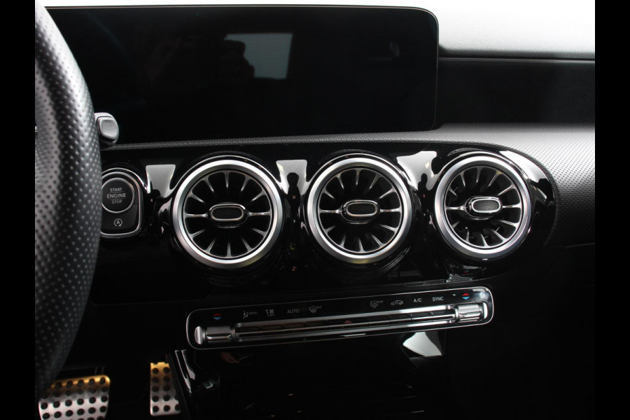 Mercedes-Benz A-Klasse 200 Automaat AMG Line | Navigatie | Climate control | Camera | Parkeer sensoren | Half Lederen Bekleding | Led  | Cruise Control adaptive | LM Velgen | Dab | Led
