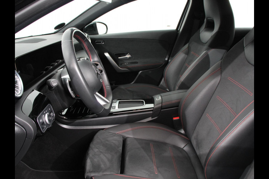 Mercedes-Benz A-Klasse 200 Automaat AMG Line | Navigatie | Climate control | Camera | Parkeer sensoren | Half Lederen Bekleding | Led  | Cruise Control adaptive | LM Velgen | Dab | Led