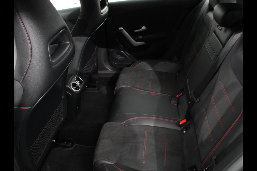 Mercedes-Benz A-Klasse 200 Automaat AMG Line | Navigatie | Climate control | Camera | Parkeer sensoren | Half Lederen Bekleding | Led  | Cruise Control adaptive | LM Velgen | Dab | Led