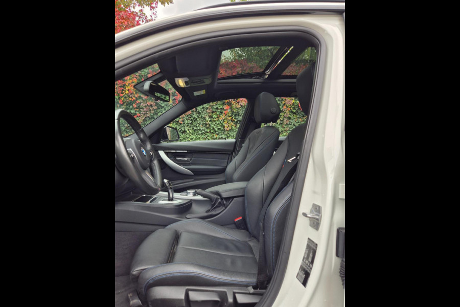 BMW 3 Serie Touring M Sport Nov-2019 NAP Panorama CarPlay GARANTIE inbeg. LED Breedset velgen RIJKLAAR APK tot 4-2027