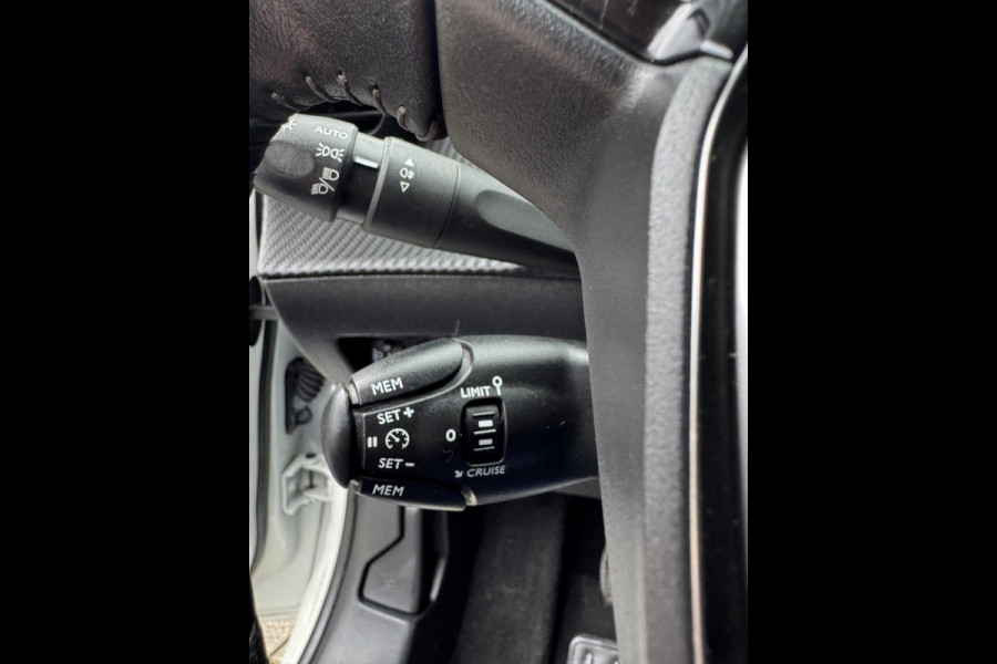 Peugeot 208 1.2 PureTech Active Pack - Apple CarPlay / Navigatie I Airco I LED I PDC I 54.200 KM - Dealer onderhouden