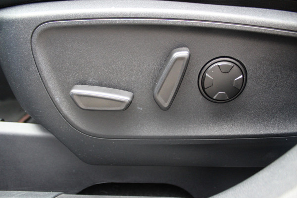 Ford Kuga 2.5-243pk PHEV ST-Line X. 2100kg trekgewicht ! Nieuw Model ! Elektr. verstelb. AGR stoelen voor, Stoel-, stuur-, voorraam- en achterbank verwarming, Elektr. panorama/schuif-kanteldak , Trekhaak wegklapbaar,