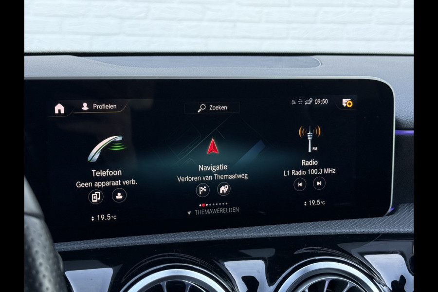 Mercedes-Benz A-Klasse 200 Business Solution AMG | Pano | MultiBeam LED | Ambient Light | Memory | Keyless | 18 inch