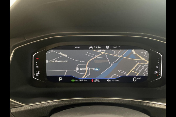Volkswagen T-Roc 1.5 TSI Sport AUT Aut Winterpack Camera achter Adaptieve Led Auto Cruise Control PDC V+A Elektrische Kofferklep Navi Carplay