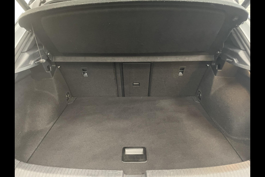 Volkswagen T-Roc 1.5 TSI Sport AUT Aut Winterpack Camera achter Adaptieve Led Auto Cruise Control PDC V+A Elektrische Kofferklep Navi Carplay