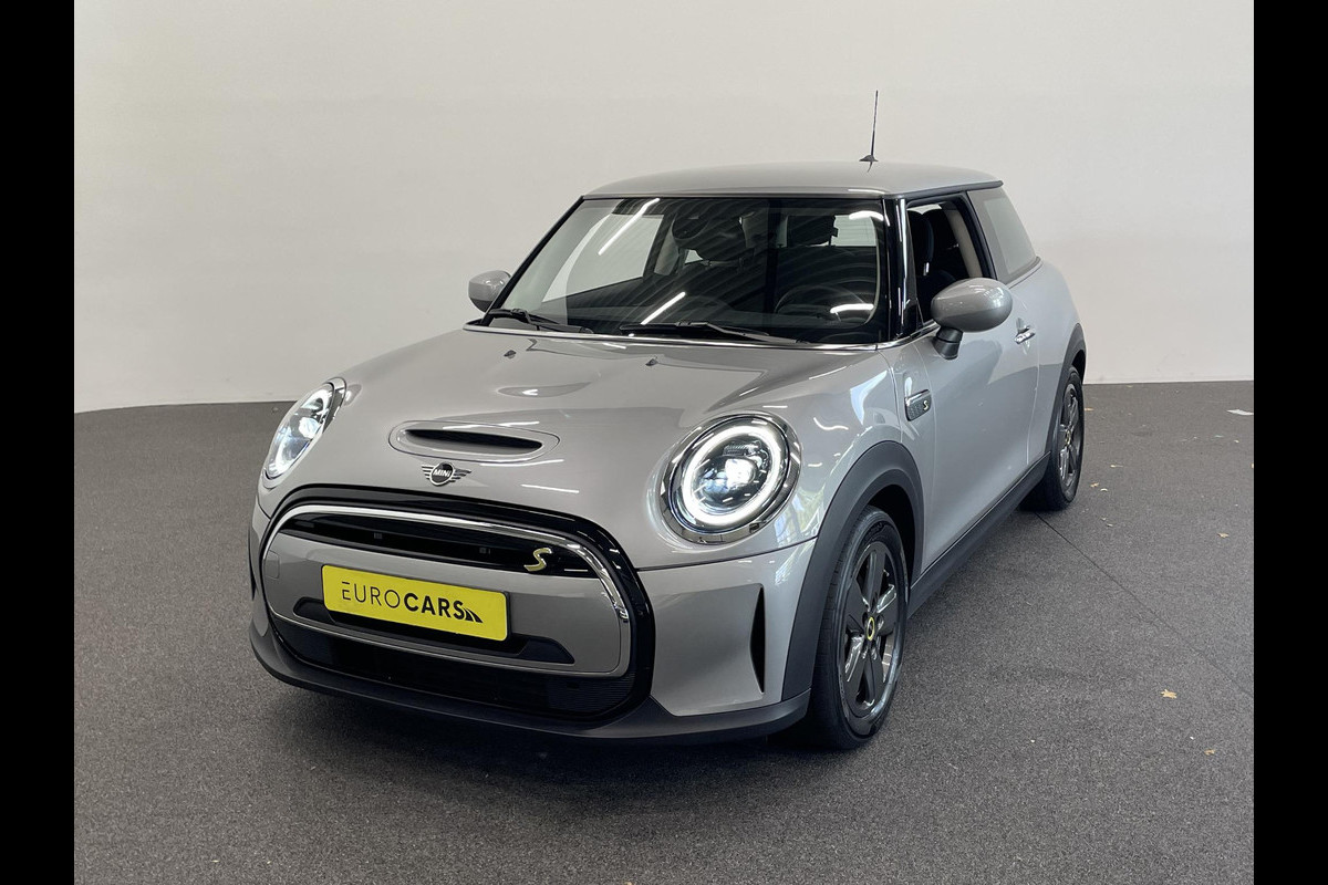 MINI Electric Essential 33 kWh Auto. Navigatie Apple Carplay/ Android Auto Parkeersensoren achter Cruise Control Stoelverwarming Virtual Cockpit Climate Control MINI Electric Essential 33 kWh Auto. Navigatie Apple Carplay/ Android Auto Parkeersensoren achter Cruise Control Stoelverwarming Virtual Cockpit Climate Control