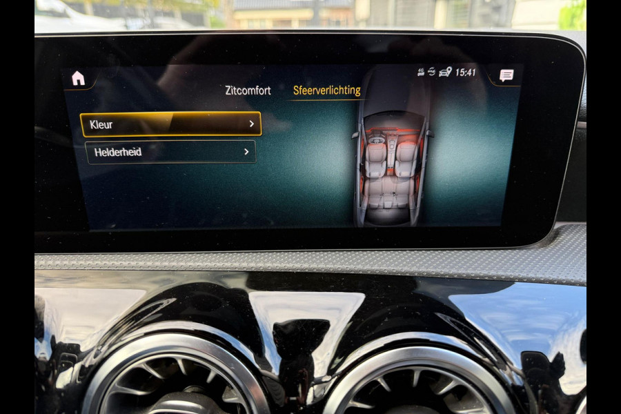 Mercedes-Benz A-Klasse 180 AMG Line - Pano - 360 Camera - Memory