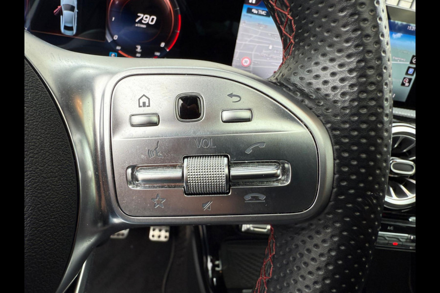 Mercedes-Benz A-Klasse 180 AMG Line - Pano - 360 Camera - Memory