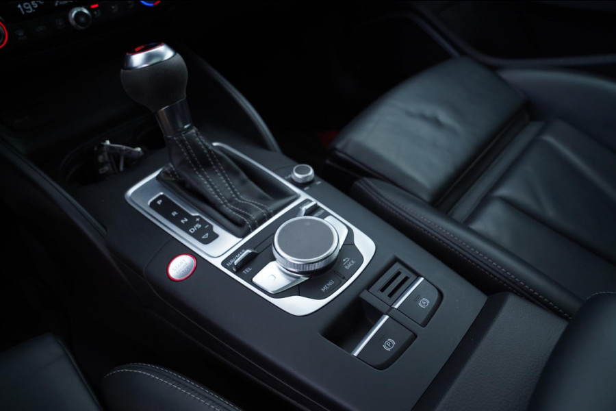 Audi RS3 Sportback 2.5 TFSI RS 3 Quattro | 400PK | Schuif/kanteldak | RS-zetels | Camera | Virtual Cockpit | SepangBlau |