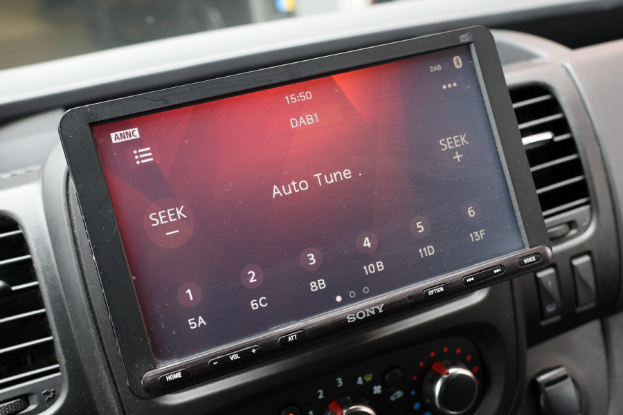 Renault Trafic 2.0 dCi 145 PK L2H1 DC | 6-Zitter | LED | Cruise control | Camera | Trekhaak | Sidebars | Dubbel cabine | NAP Logisch | Nieuwe APK