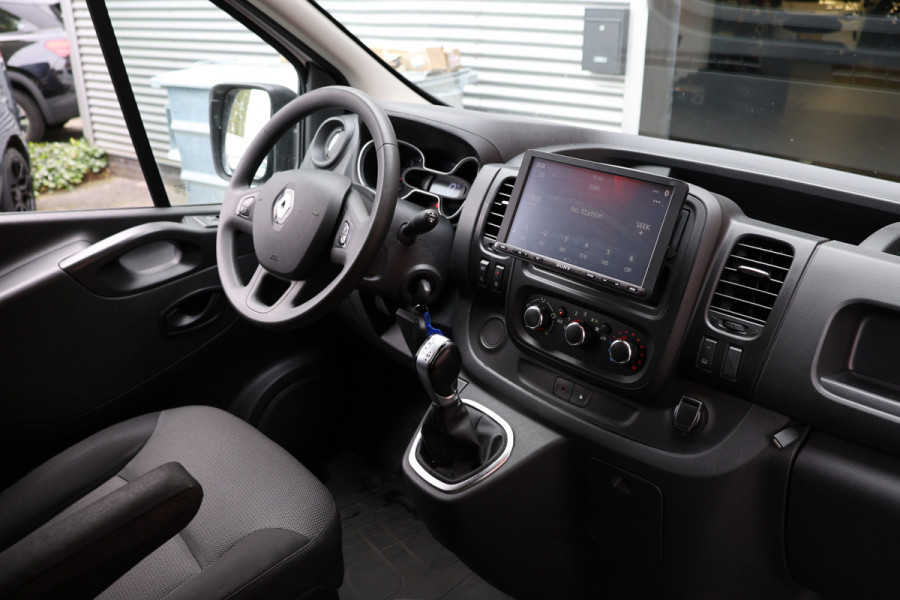 Renault Trafic 2.0 dCi 145 PK L2H1 DC | 6-Zitter | LED | Cruise control | Camera | Trekhaak | Sidebars | Dubbel cabine | NAP Logisch | Nieuwe APK