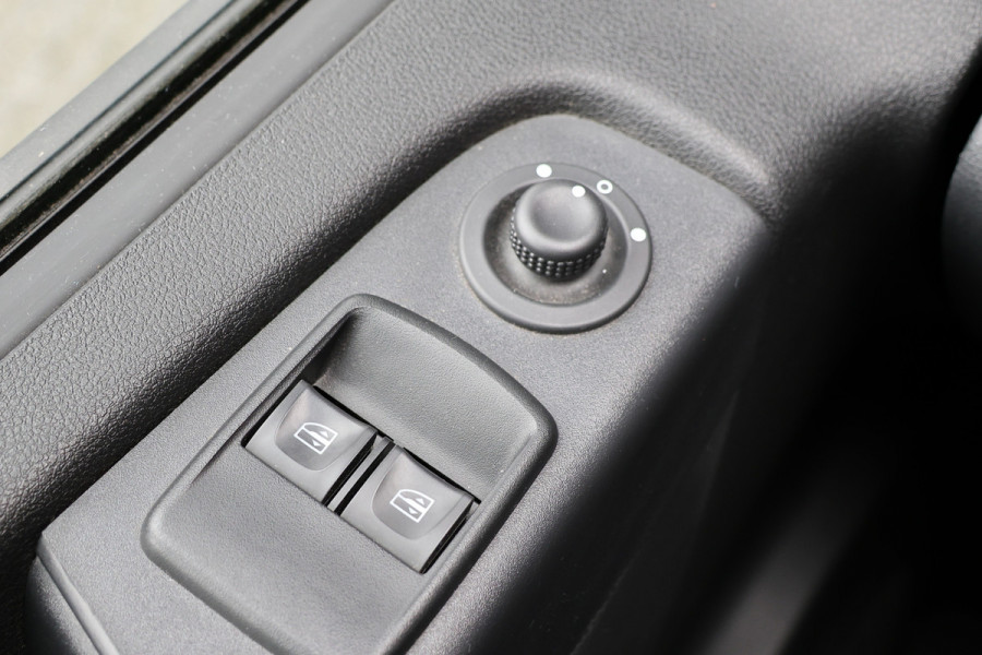 Renault Trafic 2.0 dCi 145 PK L2H1 DC | 6-Zitter | LED | Cruise control | Camera | Trekhaak | Sidebars | Dubbel cabine | NAP Logisch | Nieuwe APK