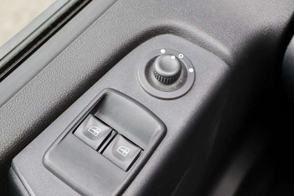 Renault Trafic 2.0 dCi 145 PK L2H1 DC | 6-Zitter | LED | Cruise control | Camera | Trekhaak | Sidebars | Dubbel cabine | NAP Logisch | Nieuwe APK
