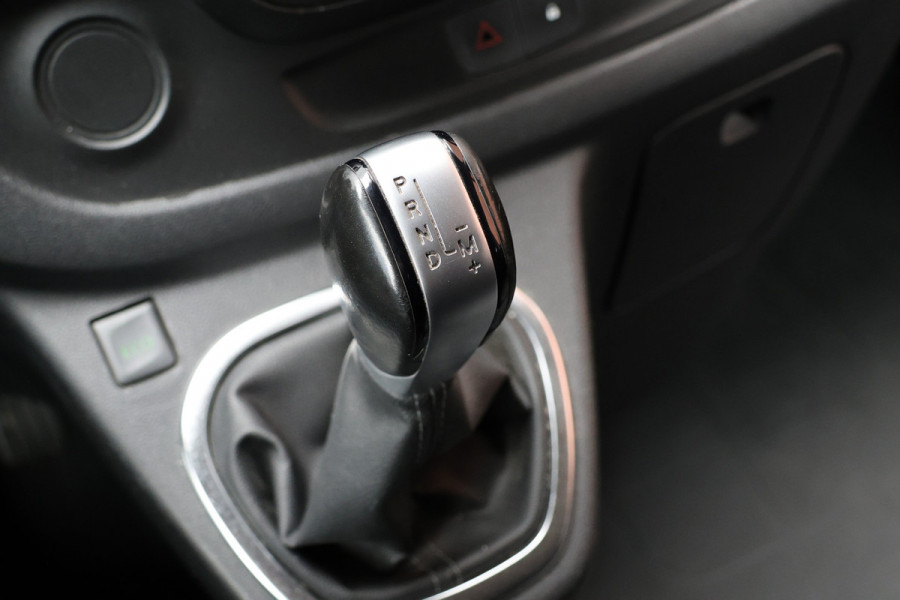 Renault Trafic 2.0 dCi 145 PK L2H1 DC | 6-Zitter | LED | Cruise control | Camera | Trekhaak | Sidebars | Dubbel cabine | NAP Logisch | Nieuwe APK