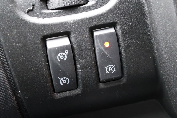 Renault Trafic 2.0 dCi 145 PK L2H1 DC | 6-Zitter | LED | Cruise control | Camera | Trekhaak | Sidebars | Dubbel cabine | NAP Logisch | Nieuwe APK