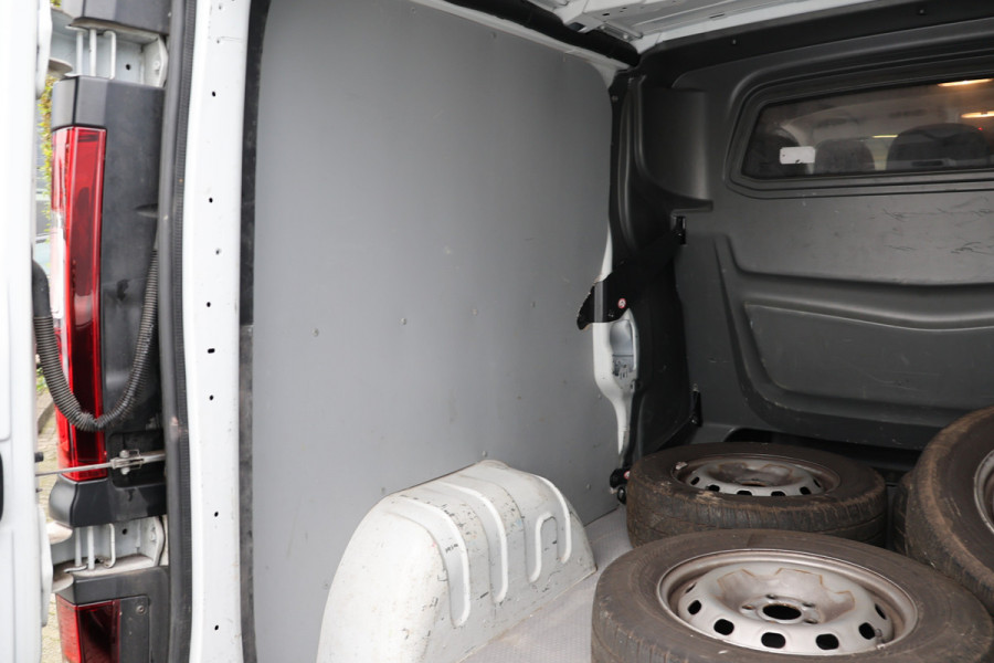 Renault Trafic 2.0 dCi 145 PK L2H1 DC | 6-Zitter | LED | Cruise control | Camera | Trekhaak | Sidebars | Dubbel cabine | NAP Logisch | Nieuwe APK