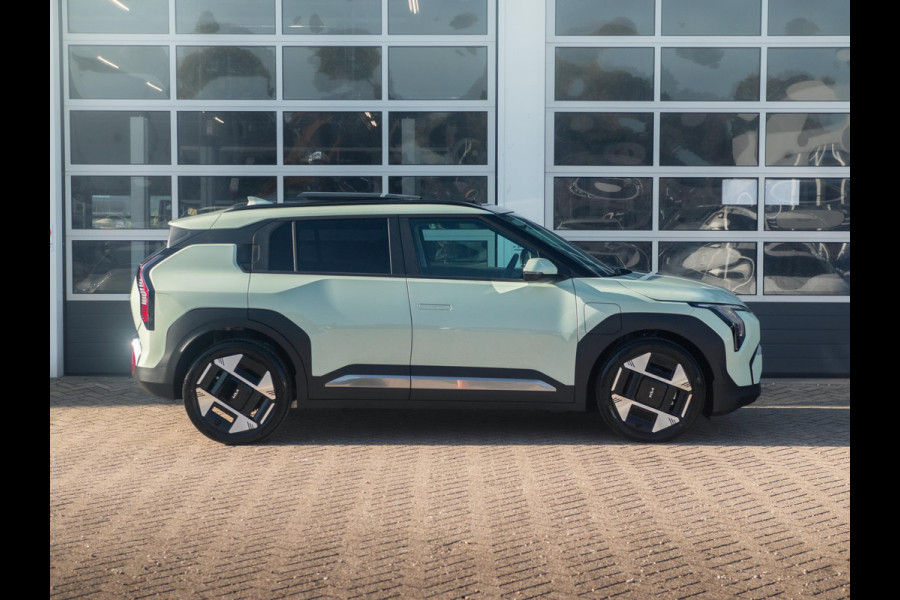 Kia EV3 Plus Advanced 81.4 kWh | Private Lease v.a. € 607,- | Uit voorraad, dus snel rijden | 600km Rijbereik | Navi | 19" | Adapt. Cruise | Clima | Schuif/Kanteldak | Stoel&Stuurverw. | Priv Glass | BSM | Harman Kardon |