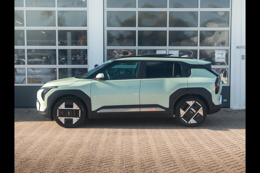 Kia EV3 Plus Advanced 81.4 kWh | Private Lease v.a. € 607,- | Uit voorraad, dus snel rijden | 600km Rijbereik | Navi | 19" | Adapt. Cruise | Clima | Schuif/Kanteldak | Stoel&Stuurverw. | Priv Glass | BSM | Harman Kardon |