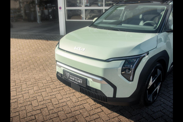 Kia EV3 Plus Advanced 81.4 kWh | Private Lease v.a. € 607,- | Uit voorraad, dus snel rijden | 600km Rijbereik | Navi | 19" | Adapt. Cruise | Clima | Schuif/Kanteldak | Stoel&Stuurverw. | Priv Glass | BSM | Harman Kardon |