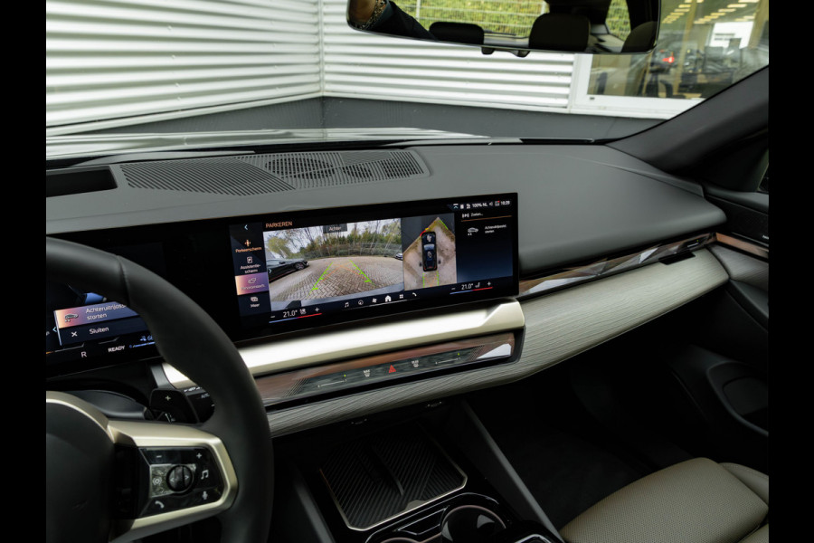BMW 5 Serie Touring 550e xDrive M-Sport Pro - Pano - Onderstel Prof - Driving Ass Plus - Harman Kardon