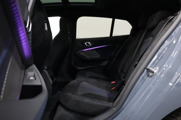 BMW 1-serie M135i xDrive M-PERFORMANCE/LED/VIRTUAL/SFEER/PANO/ALCANTARA+S.VERWARMING/LMV/CRUISE/ECC/12 MND GARANTIE!