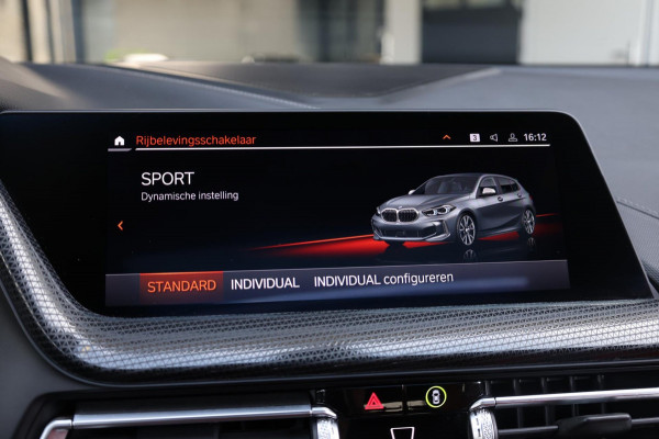 BMW 1-serie M135i xDrive M-PERFORMANCE/LED/VIRTUAL/SFEER/PANO/ALCANTARA+S.VERWARMING/LMV/CRUISE/ECC/12 MND GARANTIE!